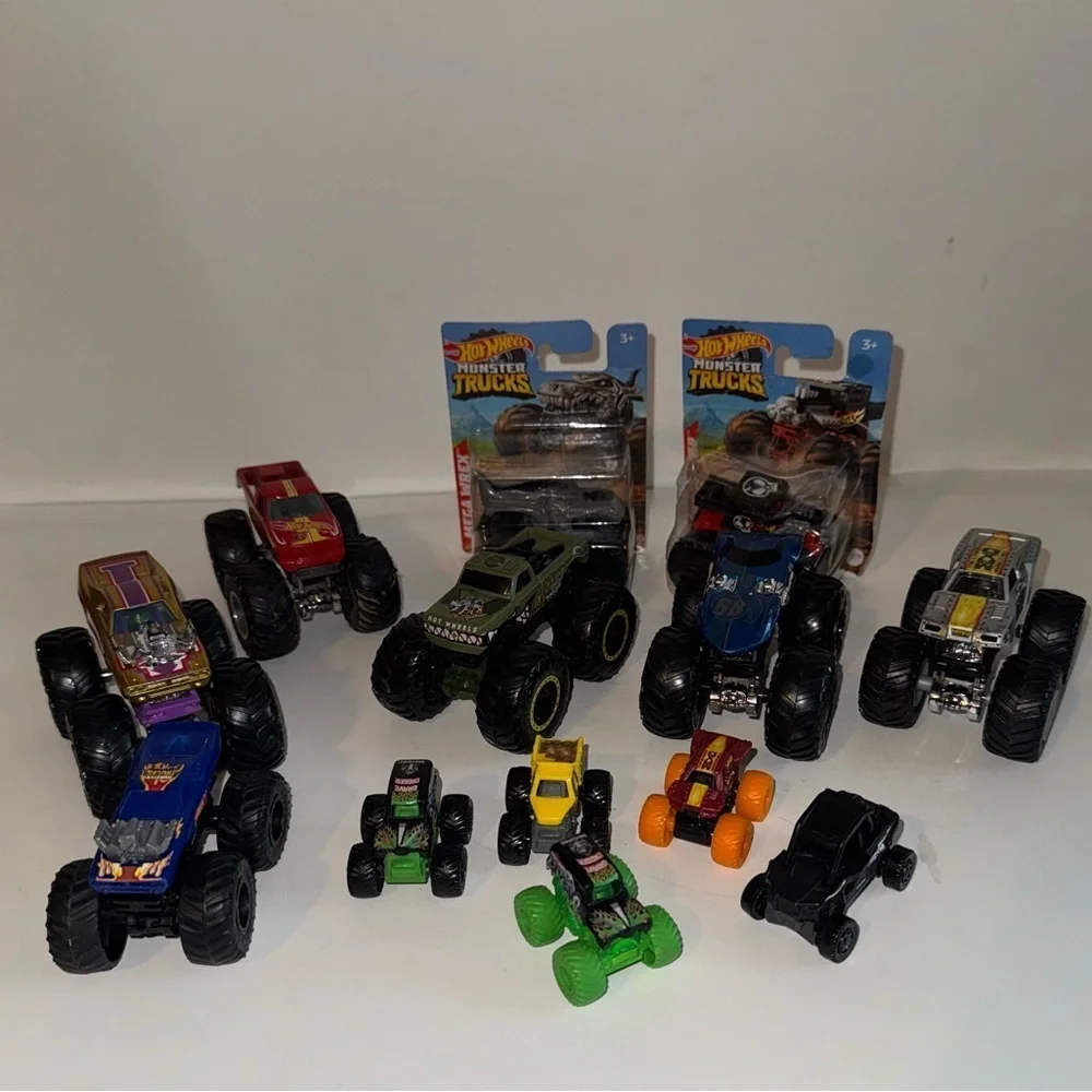 Hot wheels monster jam lot Trucks. MAX-D. V8 Bomber. Mattel 1.5”-3”